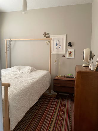 bedroom - Spacious and bright 1 bedroom 2nd floor Trinity Bellwoods apartment