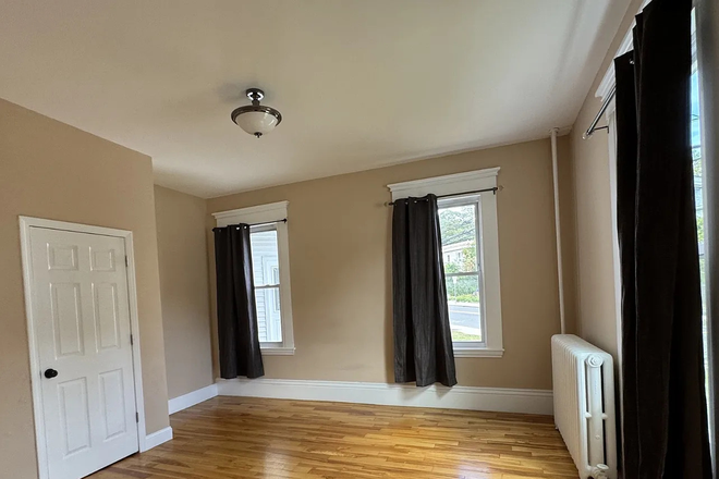 bedroom - 249A Foster, looking for sublet this summer House
