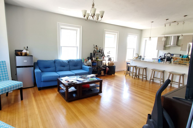 Living Room - Co-Living - 3rd Floor - All Utilities & Wifi - In Unit Washer and Dryer Included Apartments