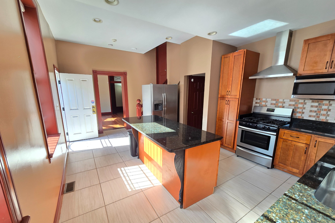 Kitchen - 3 Bedroom Apartment Across From UM