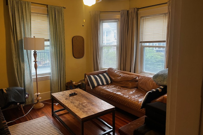Living Room - Watertwon near Cambrdige line Triplex
