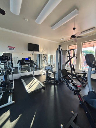 Neighborhood gym - Quaint House looking for 2 female roommates. Neighborhood pool/pool. Off highway 74 in Deerk Creek.