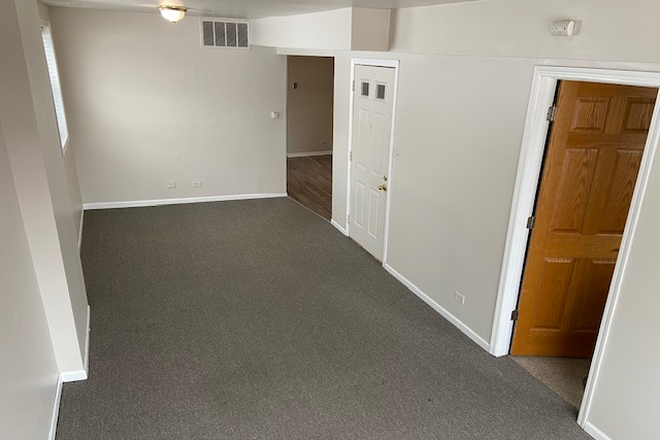 Living Room - 4 Bed/2 Bath - Just A Few Steps from UIC Library Apartments
