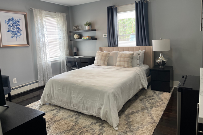 comfortable size room/desk/smart TV - FULLY FURNISHED COMPLETELY PRIVATE EFFICIENCY APARTMENT WALKING DISTANCE TO UCONN LAW SCHOOL