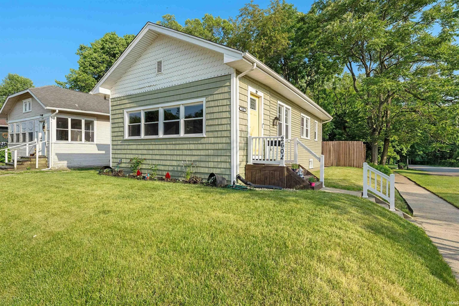 Outside - 2Bed/1Bath House with Fenced Backyard, Natural Lights & Access to River Walk