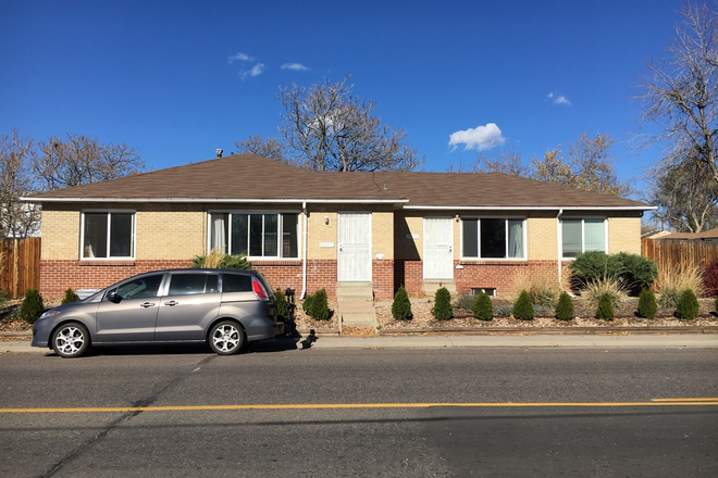 Street view - 1 Bedroom / 1 bath Apartment INCLUDES ALL UTILITES (BASEMENT UNIT)