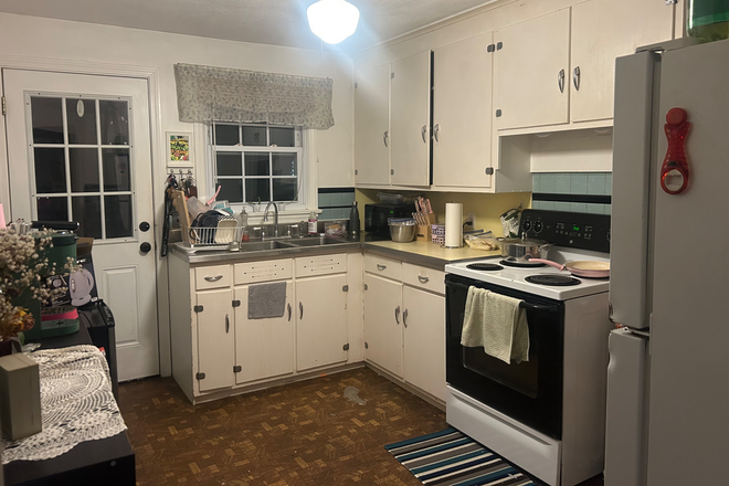 Kitchen area - House 10 Minutes from Campus