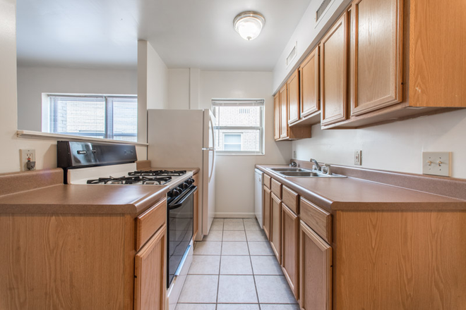 Kitchen - 2920-2928 Burnet Ave Apartments