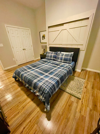 Queen size bed - Huge 2BR Near Johns Hopkins Hospital Apartments
