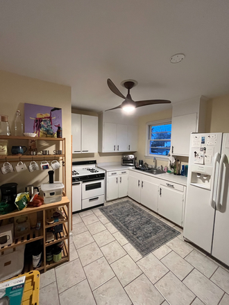 Kitchen - walking distance from MUSC and Low Battery for sunsets in the historic downtown district House