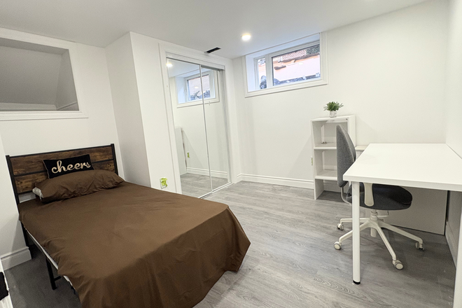 Bedroom - Private Room - 10 mins from UTSC House