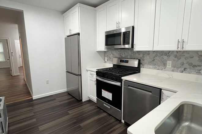 Kitchen - Completely Renovated 5 BR, 3 Bathroom Townhouse