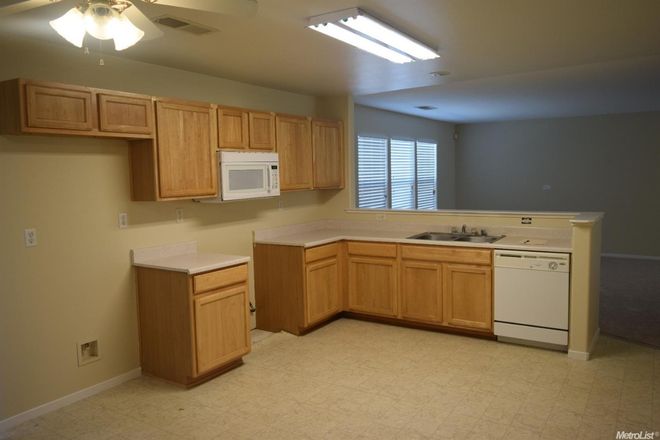 kitchen - El Redondo 4BR/2.5BA House - Whole-House Lease for 4 Students