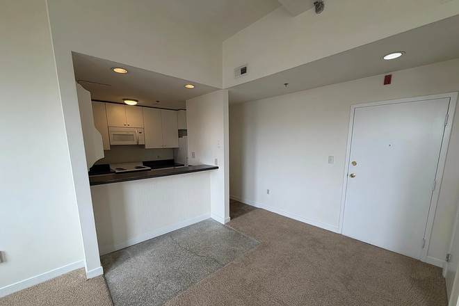 KITCHEN - NICE 2 BED 1 BATH APARTMENT FOR IMMEDIATE MOVE-IN!
