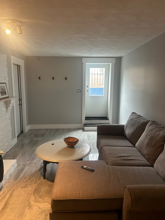 Living room - Modern newly renovated yard access and public transport no fee