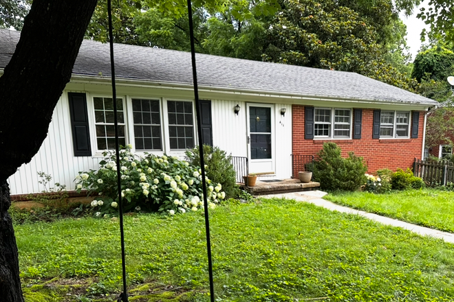 Quaint Neighborhood home - Quaint House Available in July! Walkable Neighborhood!