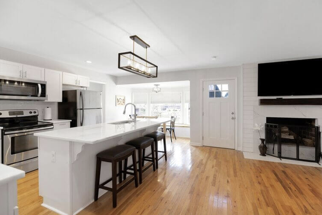 Kitchen - Charming Fully Furnished Home with Modern Comforts and Prime Location