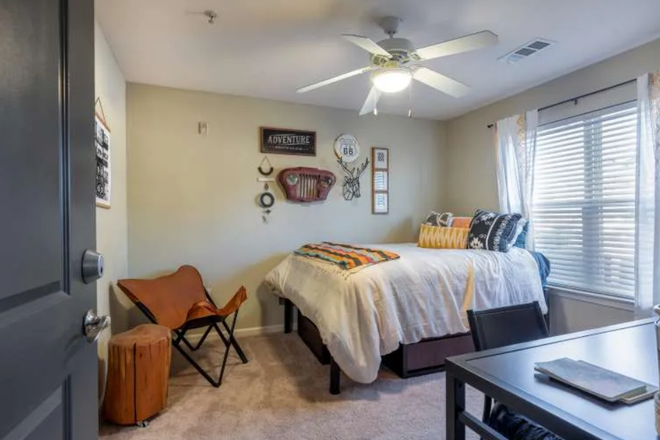 Bedroom - Redpoint Apartment Sublet: $550