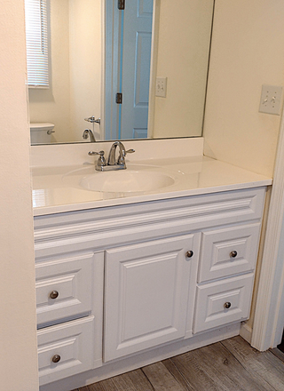 Master bathroom 1 - Bright quiet room in peaceful house near Grounds