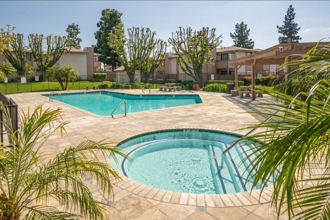 Pool - 1BD/1BR, 1st floor condo walkable to UCR and Coffee