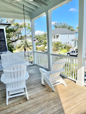front porch - James Island- 4 bed/ 2.5 bath, 10 min from downtown/ 5 min from the beach House