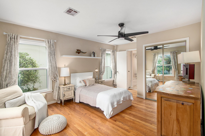 $1600 Bedroom with private full bath Queen bed - All bills paid bedroom in shared housing