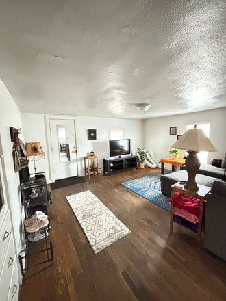 Living Room - Goss Grove House Within Walking Distance to Campus