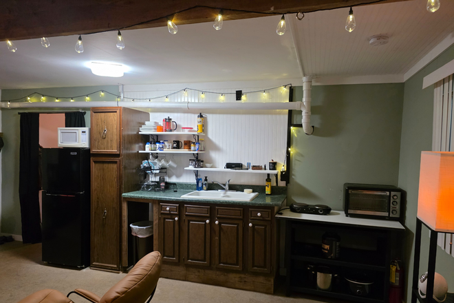 Kitchen area - Clementine Dr close to campus Apartments