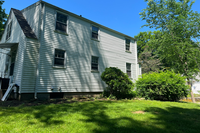 Back of the house - 4 Bed House Close to Campus