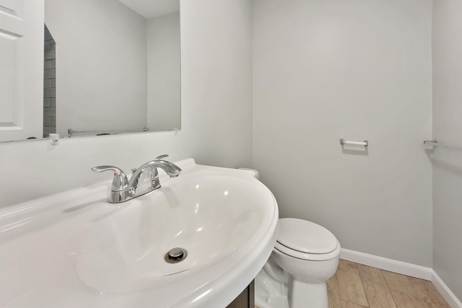 bathroom 1 - Apartment