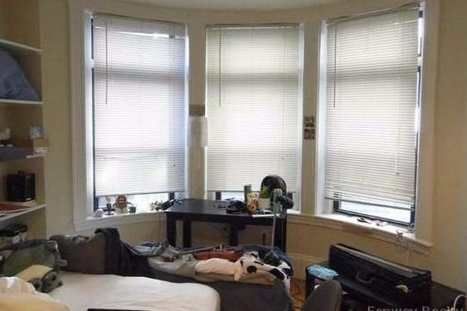 Call call or text Arezou at 617-584-7817 - Great 2 bedsplit(3 bed) on Westland Ave. No Broker fee!!No security dep!!H&HW inc.!! Apartments