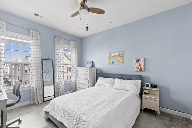 Bedroom - $1100, $700 Bedrooms with Privat bath and roof deck in a luxury TH in Greenbelt near UMD