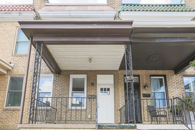 Front door entrance - Charming Townhouse 1 mile from Bayview - Bedroom 3 - Entire Basement