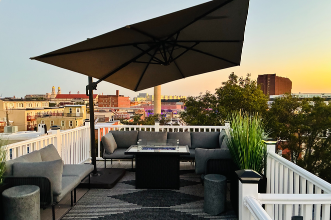 rooftop sunset - Amazing 4BR w/ Rooftop Deck, theatre room, & Parking – Minutes from Johns Hopkins House