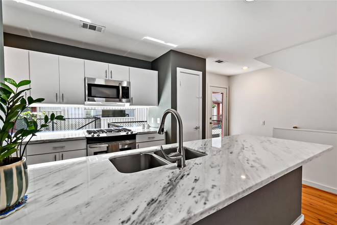 Kitchen - Modern Townhome near Broadstone Lofts at Hermann Park