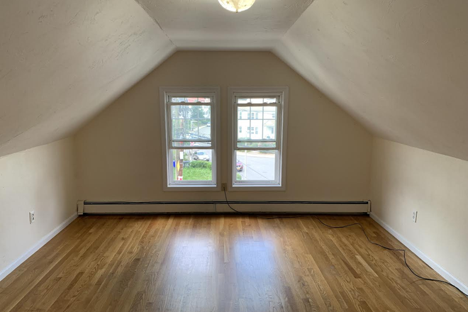 Room 2 - Updated 8/8/25 Room for rent in a 6 bed 2.5 bath house on Foster St