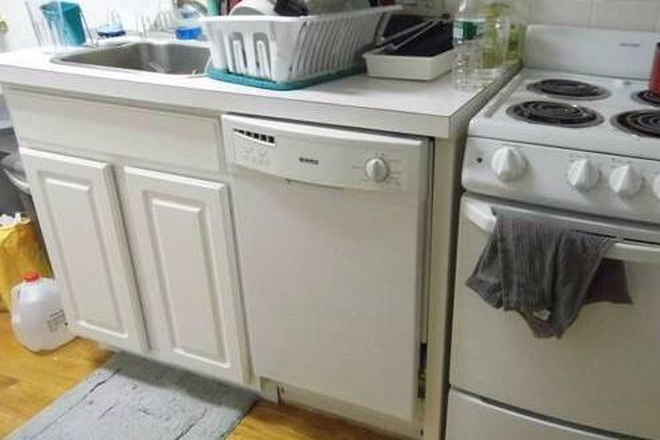 Call call or text Arezou at 617-584-7817 - Great 2 bedsplit(3 bed) on Westland Ave. No Broker fee!!No security dep!!H&HW inc.!! Apartments