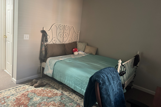 Full-sized bed. - Montebello Circle Spring '26 Sublease–Fully Furnished, 5 min. to E-way, 10 min. to Central Grounds Apartments