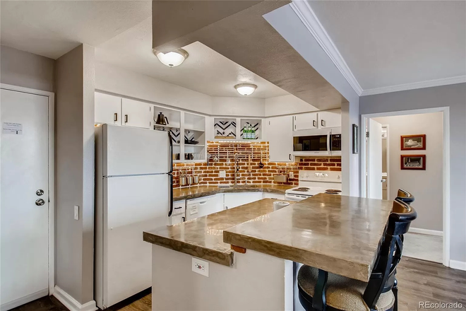 Kitchen - The Denver Tower Apartment, Walking Distance