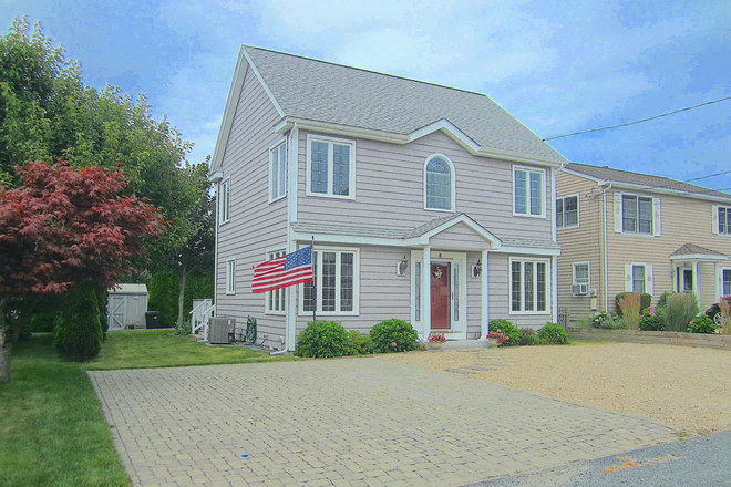 Front with Parking for 5 - Spring 2026 Semester Available for groups of 3-4 with option for 26/27 full academic year.