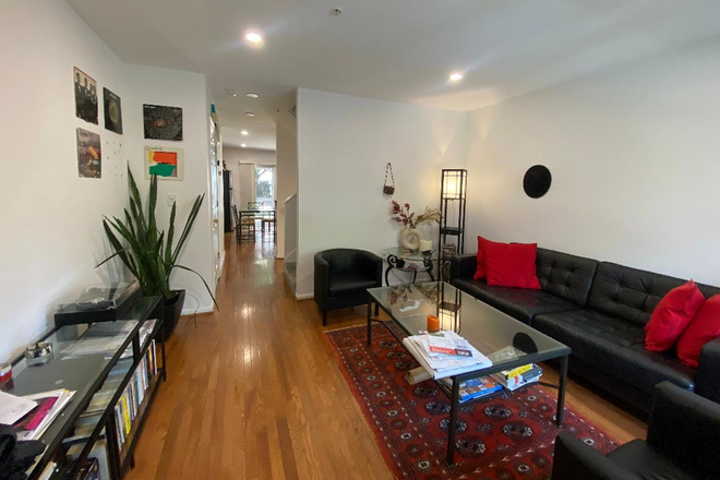 Living room - 0.6 mile to Howard Uni-1.5 miles to GWU-2 miles to GTU-20-25 minutes metro ride to Tenleytown/AU M