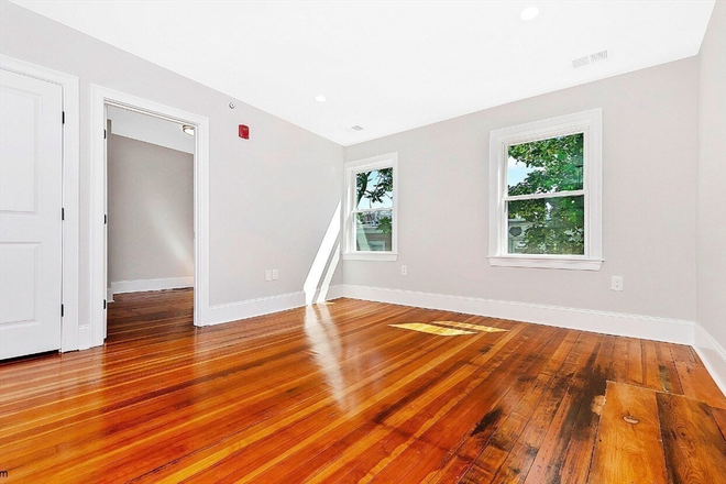 living room - LOCATION! Renovated 3 Bed/2Bath w/ LAUNDRY IN UNIT! Avail. 9/1/26!! Apartments