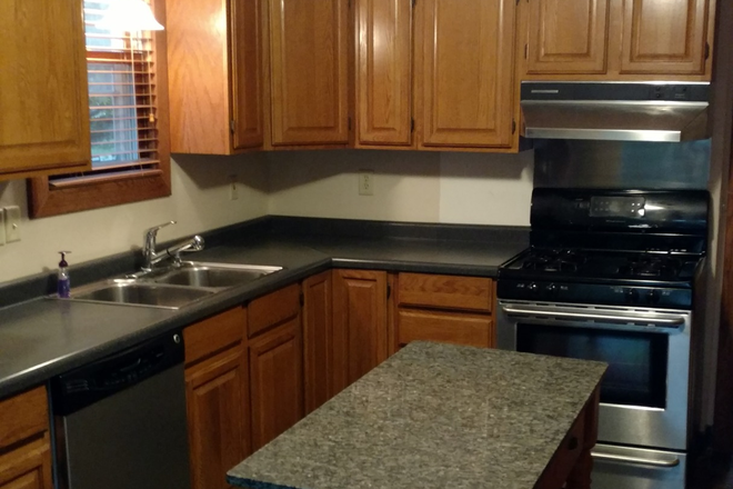 Kitchen - 4 Bedroom/2 bathroom house for rent: close to transit