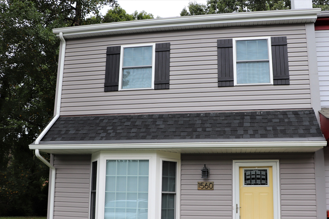 End unit townhome in great area - Avail. 10/6/24- Fully Furnished Townhome with 3 Bedrooms, 1 Full & 2 Half Baths in Charlottesville