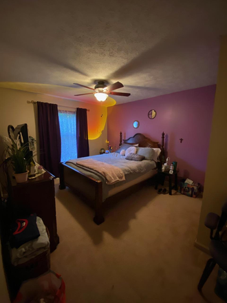 Bedroom. You are responsible to bring your own bed clothing, sheets, comforter, etc. - Individual room close to campus. 5 min drive commute, 15 min in bicycle. House