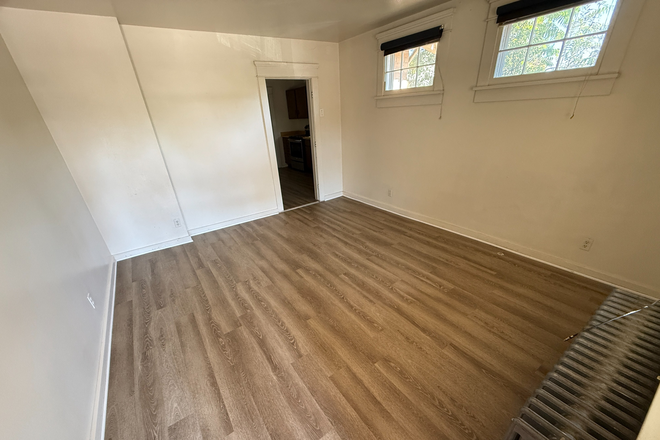 2 - AVAILABLE 8/17: 907 18th St #A Duplex