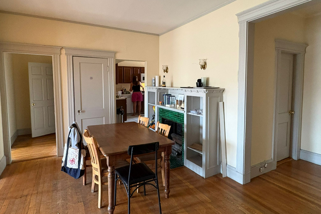 Dining area connected to kitchen and living room - Apartment close to campus