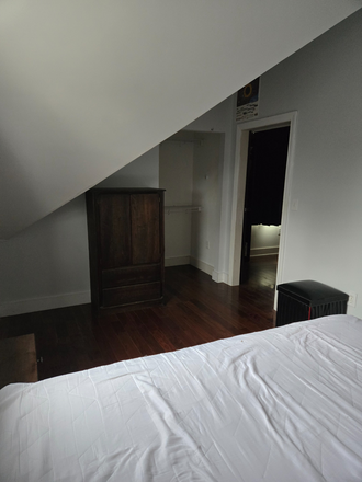 bedroom - (Un)Furnished private bedroom and bathroom, in a great/walkable neighborhood close to everything House