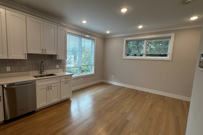 - - 104 Warren St, Brighton | NO BROKER FEE | In-Unit Laundry | Walk to Green Line Apartments