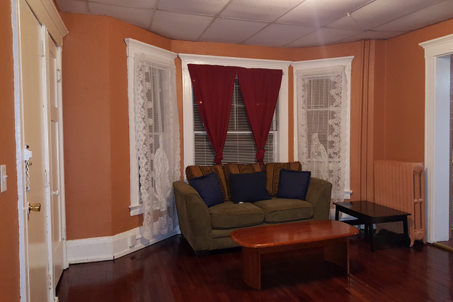 Livingroom - 1 bedroom Apartment # 13, Furnished with Wi-Fi & Heat Included